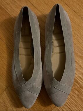 Me Too Taupe Suede Pointed-Toe Ballet Flats Size 8.5
